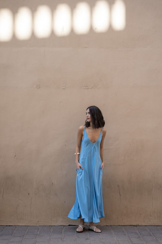 Vestido midi de tirantes finos para mujer en color celeste claro, con escote en V y falda vaporosa de fiesta.