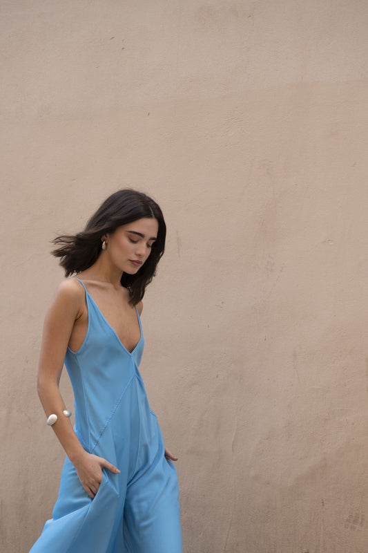 Vestido midi liso de tirantes en color (especificar color).