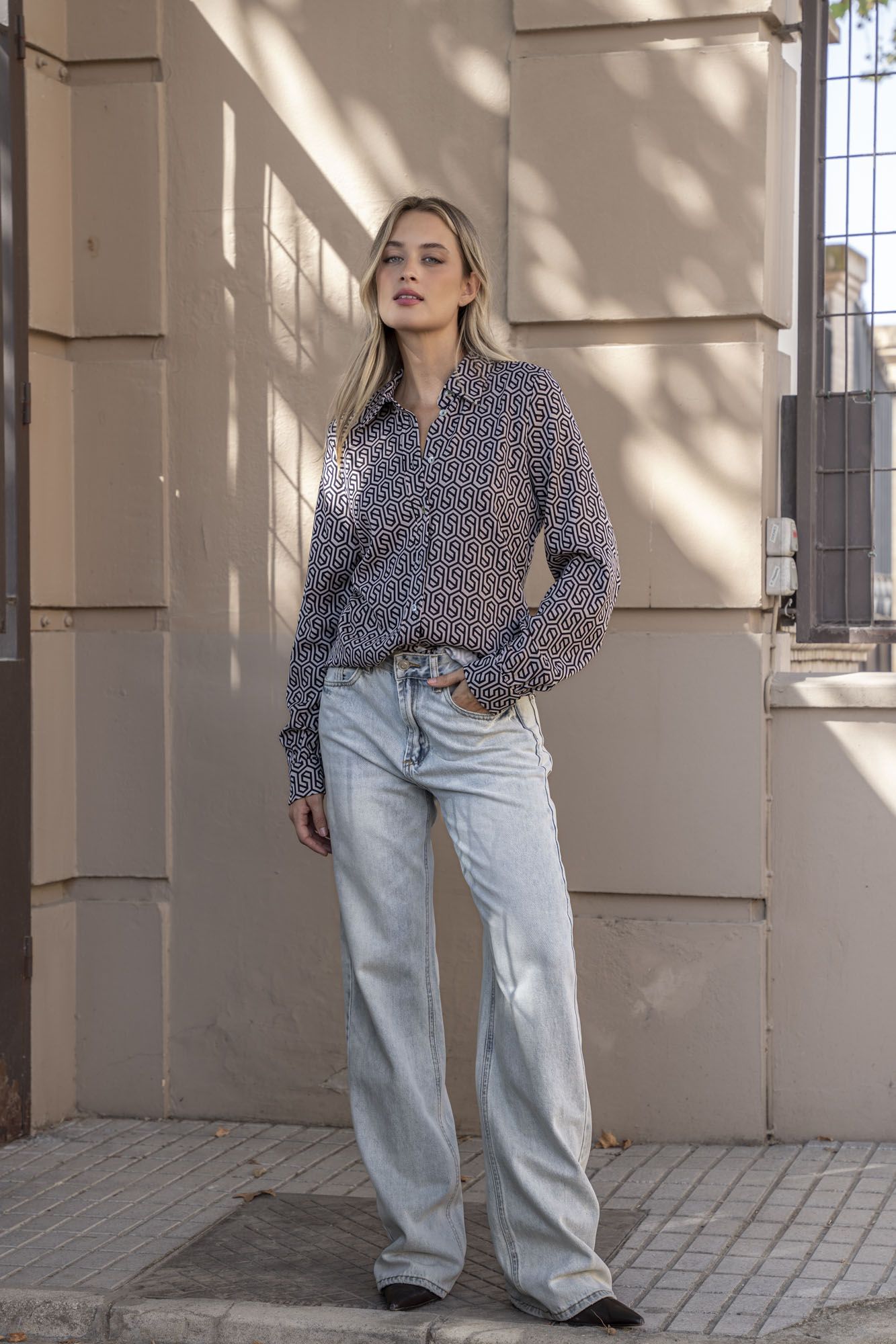Blusa beige con estampado retro diseño español