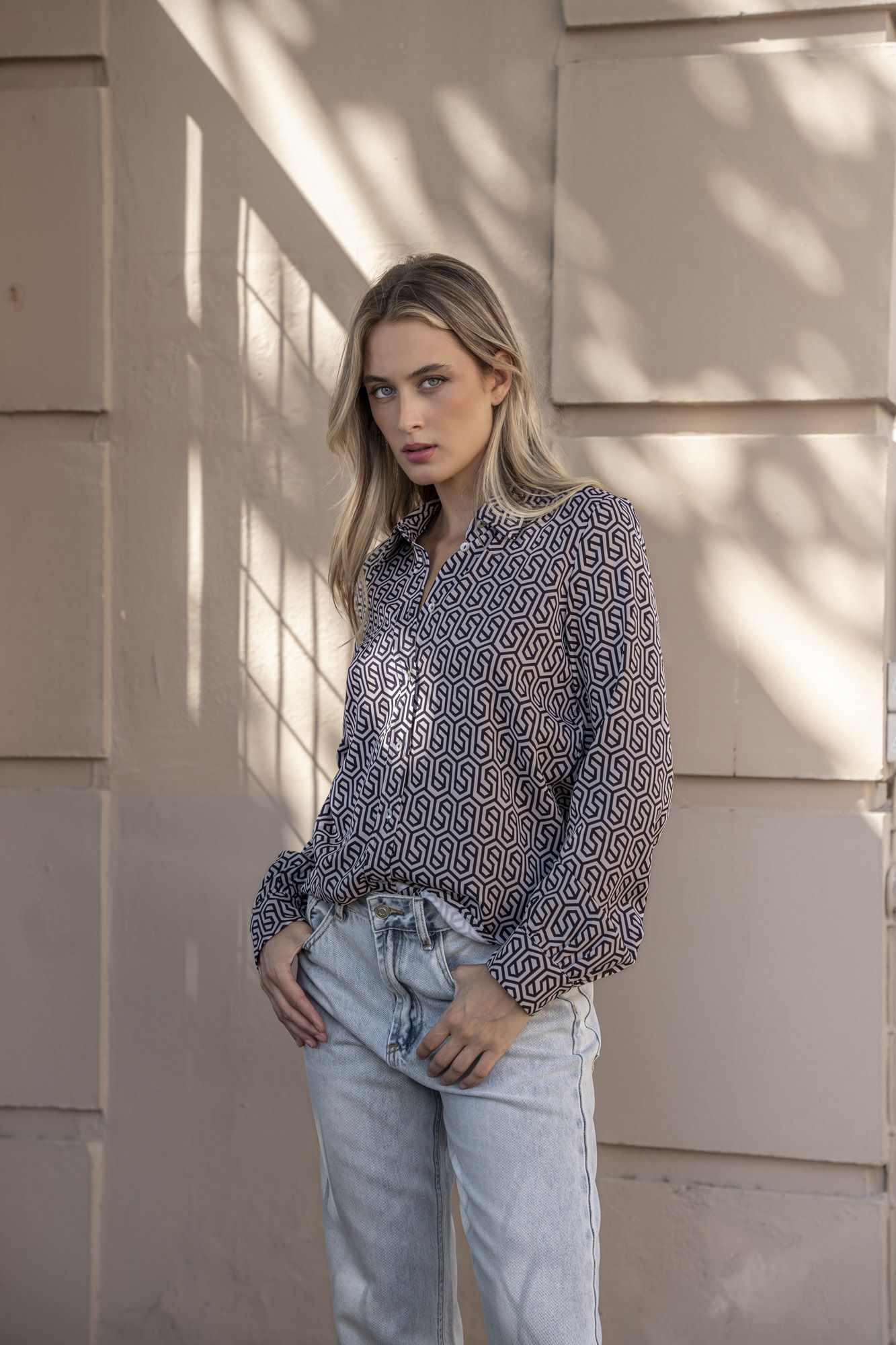 Blusa beige con estampado retro diseño español