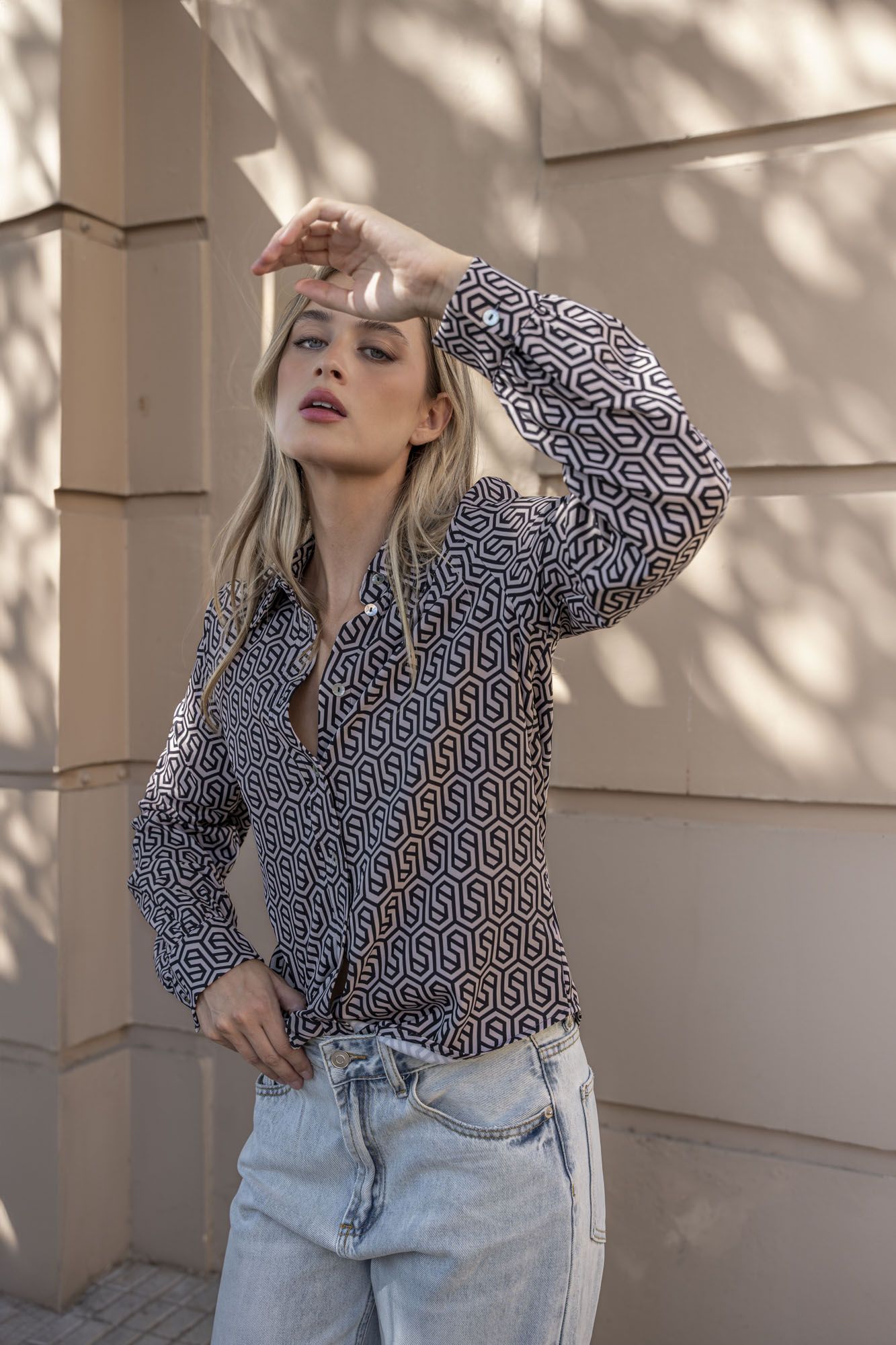 Blusa beige con estampado retro diseño español