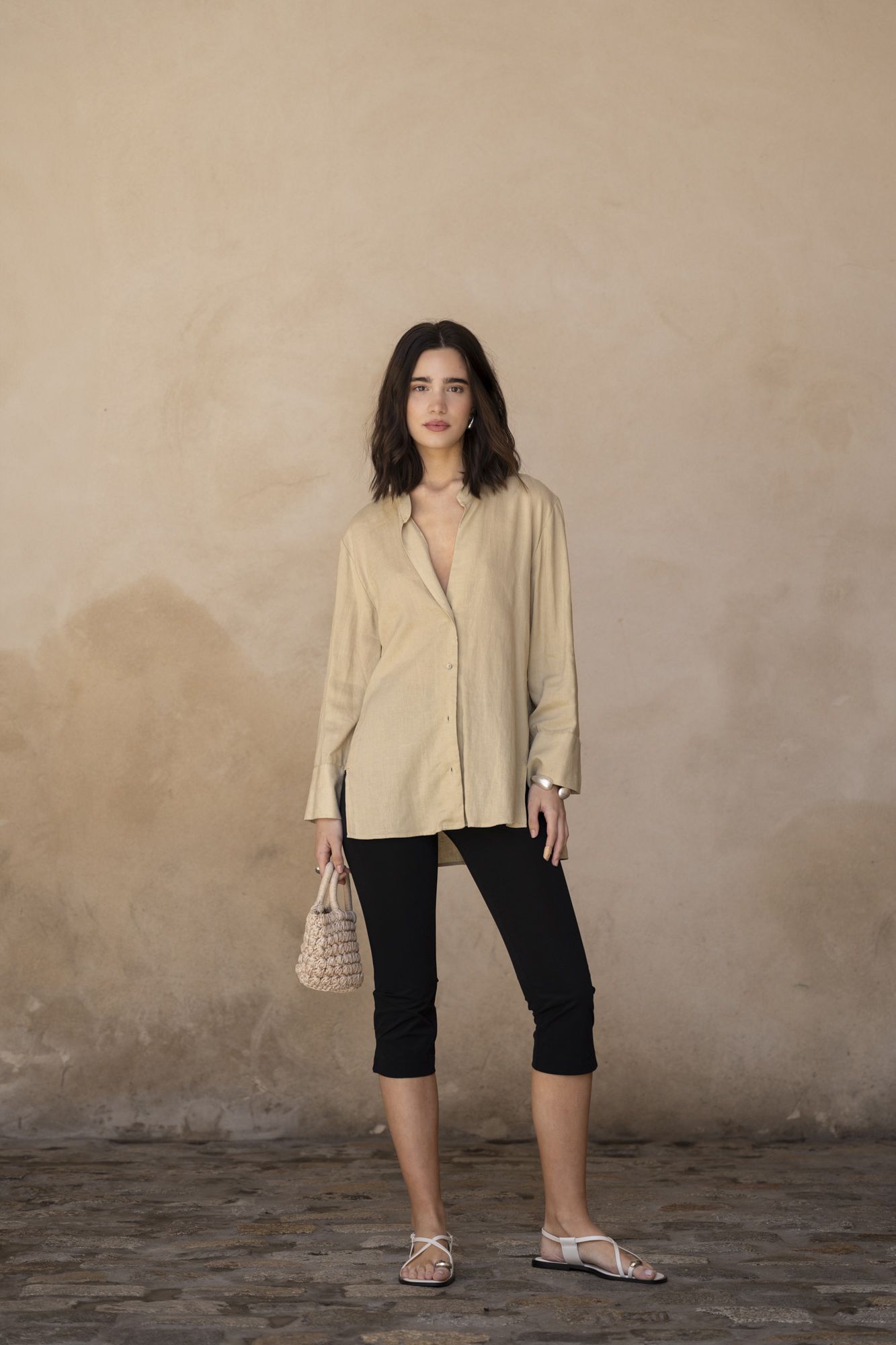 Camisa de lino natural de corte holgado con botones de madera en color beige
