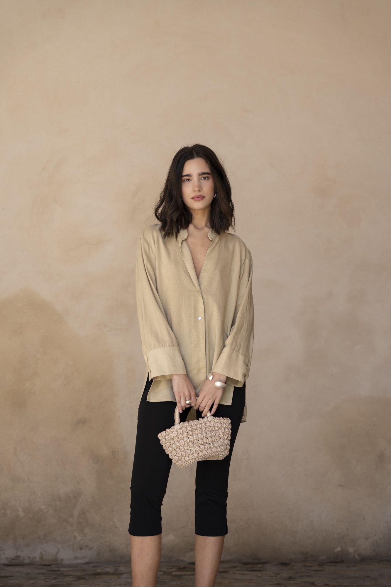 Camisa de lino natural de corte holgado con botones de madera en color beige