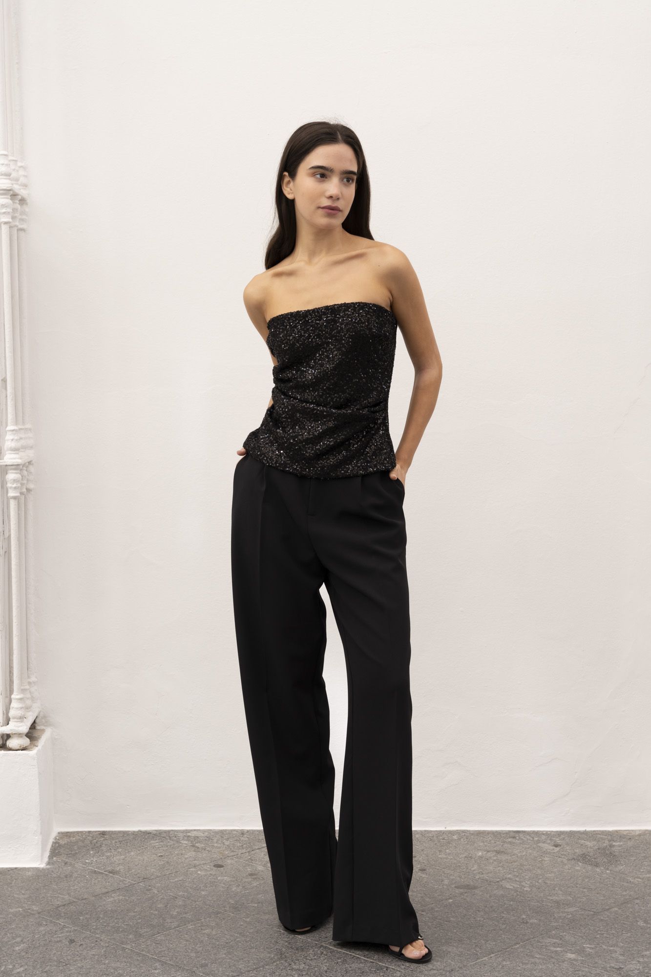 Top bandeau negro sin tirantes ajustado estilo minimalista para mujer