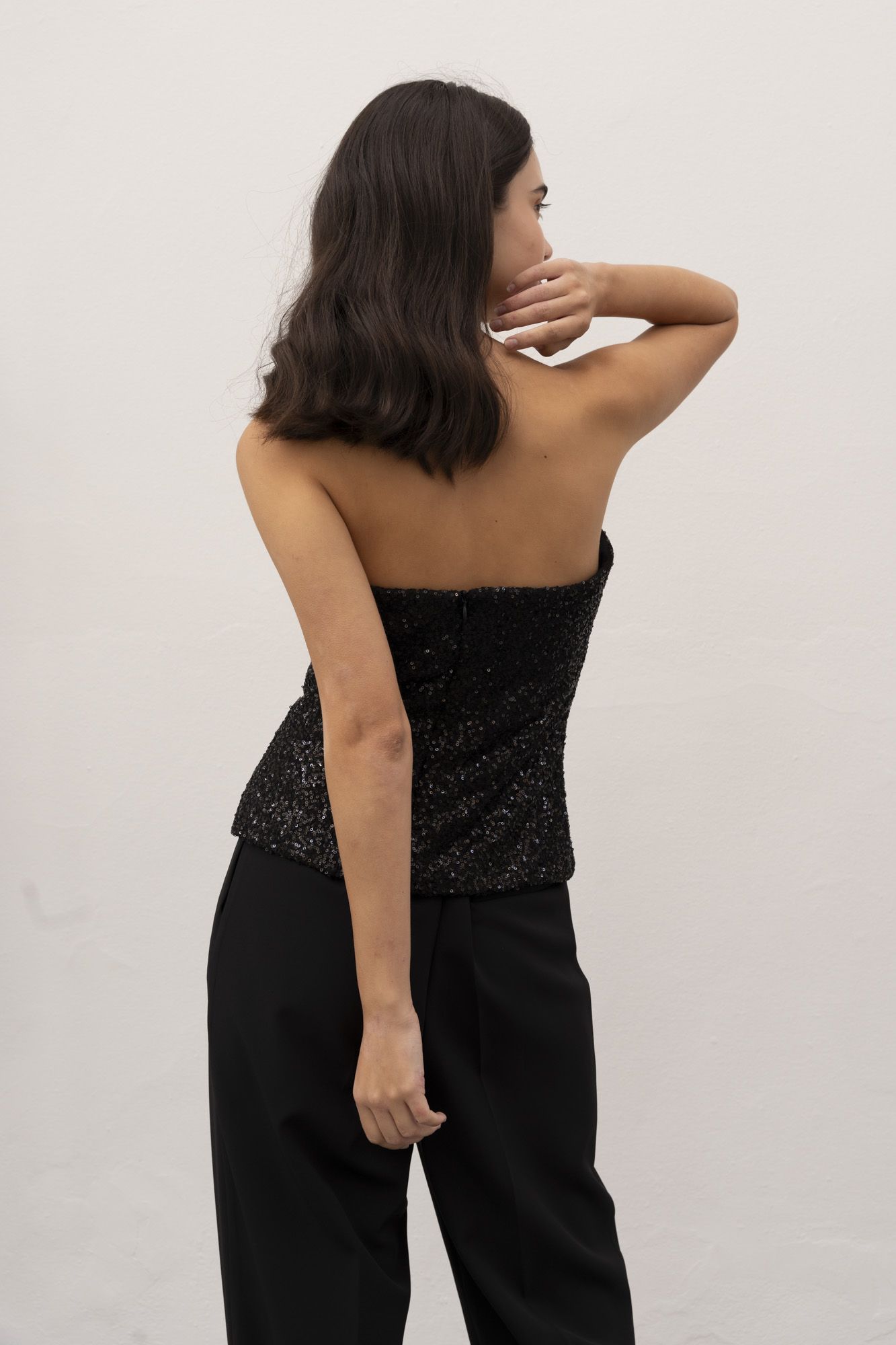 Top bandeau negro sin tirantes ajustado estilo minimalista para mujer