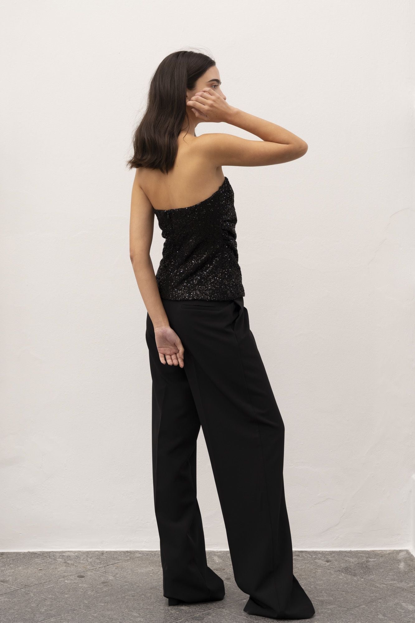 Top bandeau negro sin tirantes ajustado estilo minimalista para mujer