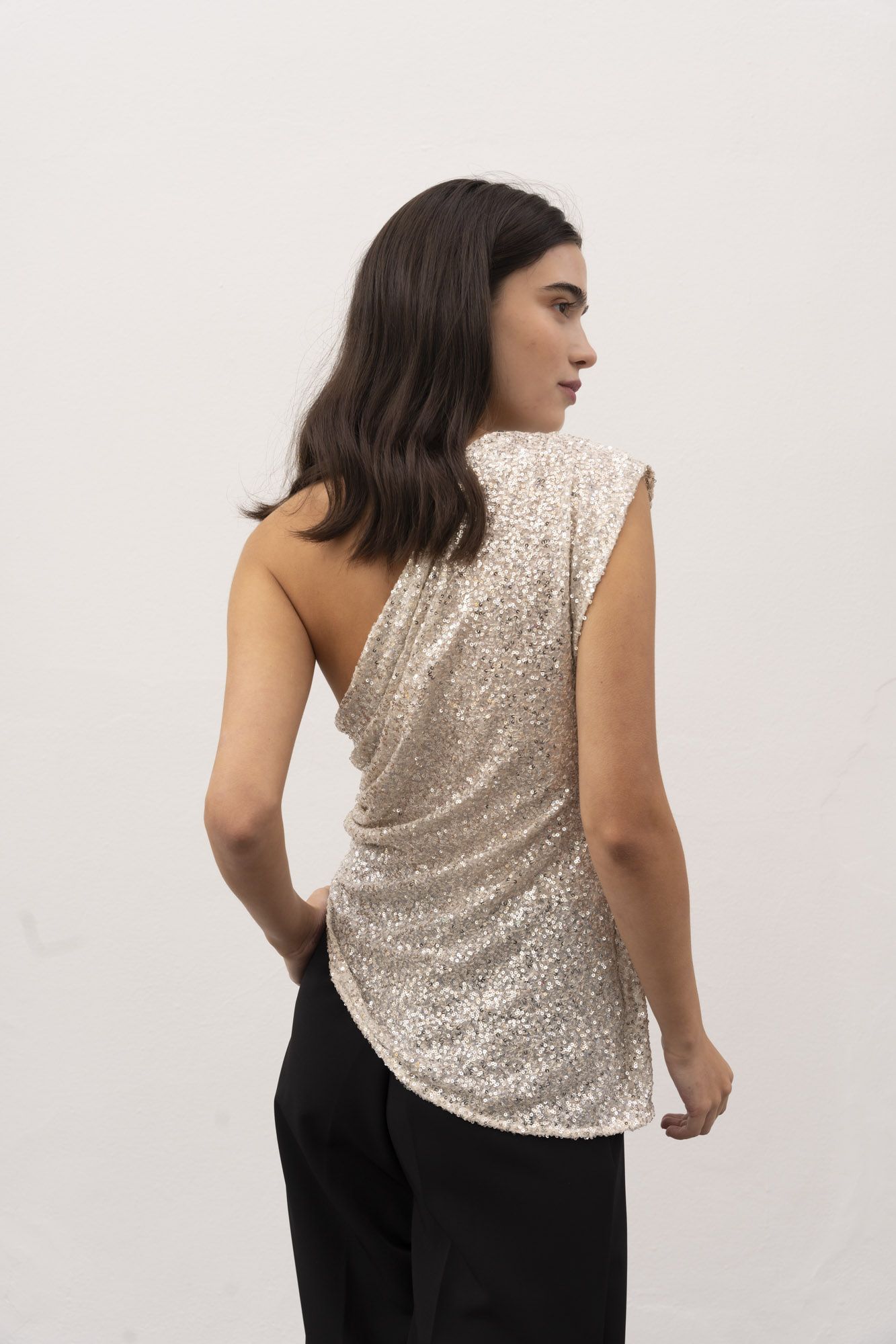 Top asimétrico beige manga larga ajustado moderno