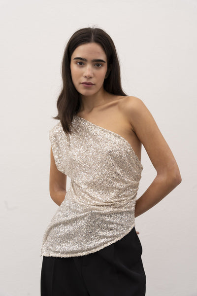 Top asimétrico beige manga larga ajustado moderno