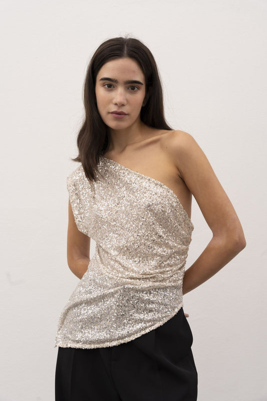 Top asimétrico beige manga larga ajustado moderno