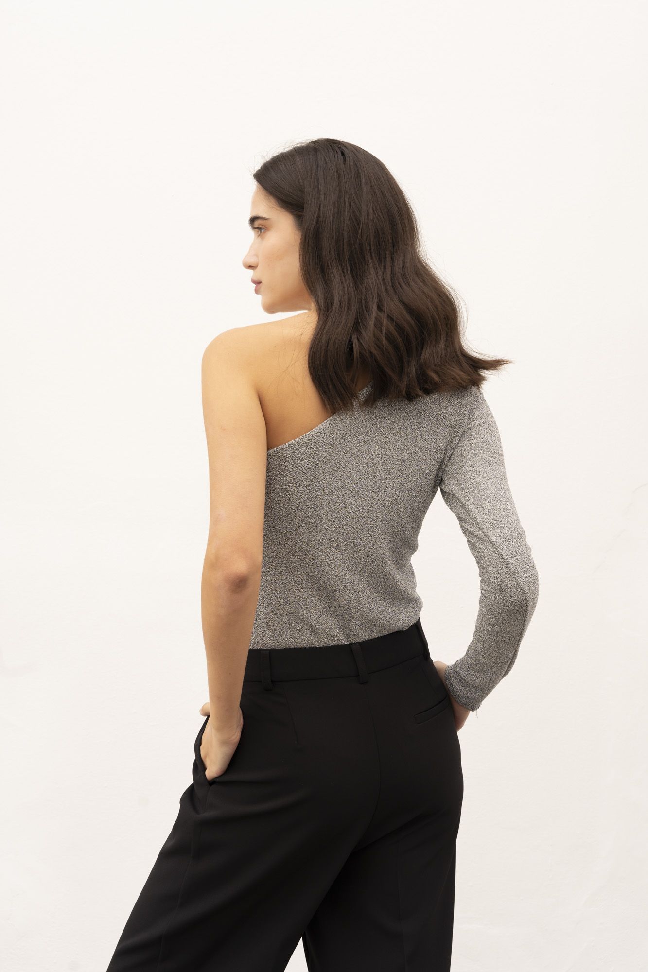 Body asimétrico beige manga larga detalle hombro cut-out