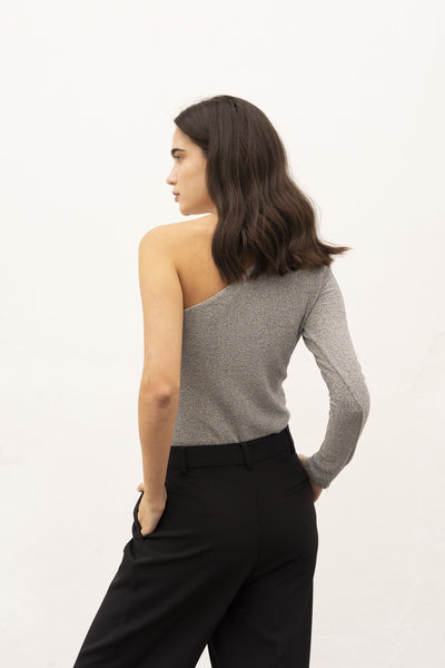 Body asimétrico beige manga larga detalle hombro cut-out