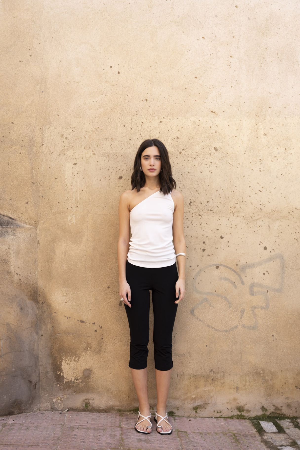 Top asimétrico de color crudo para mujer de Emarola & Co