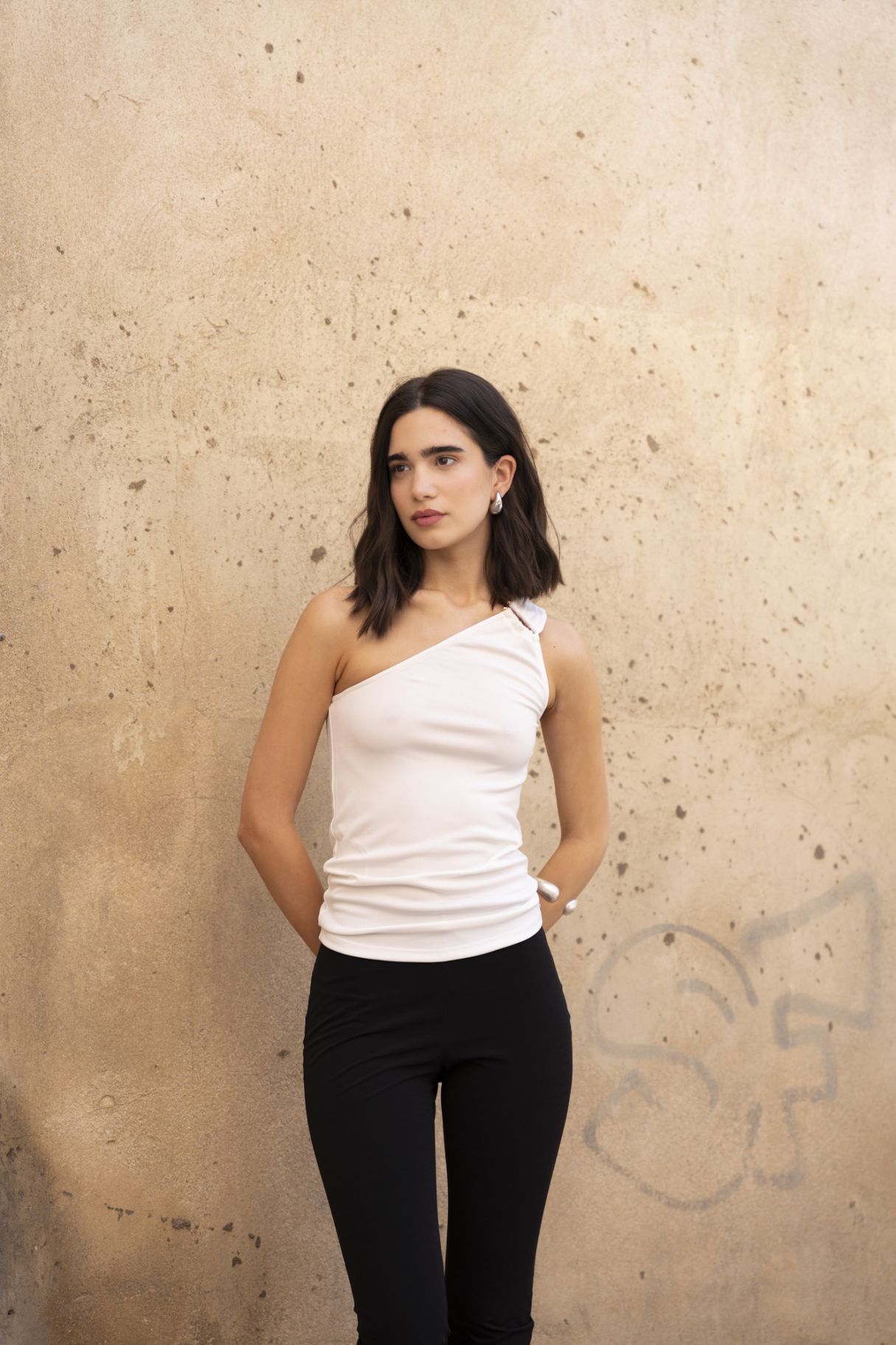 Top asimétrico de color crudo para mujer de Emarola & Co