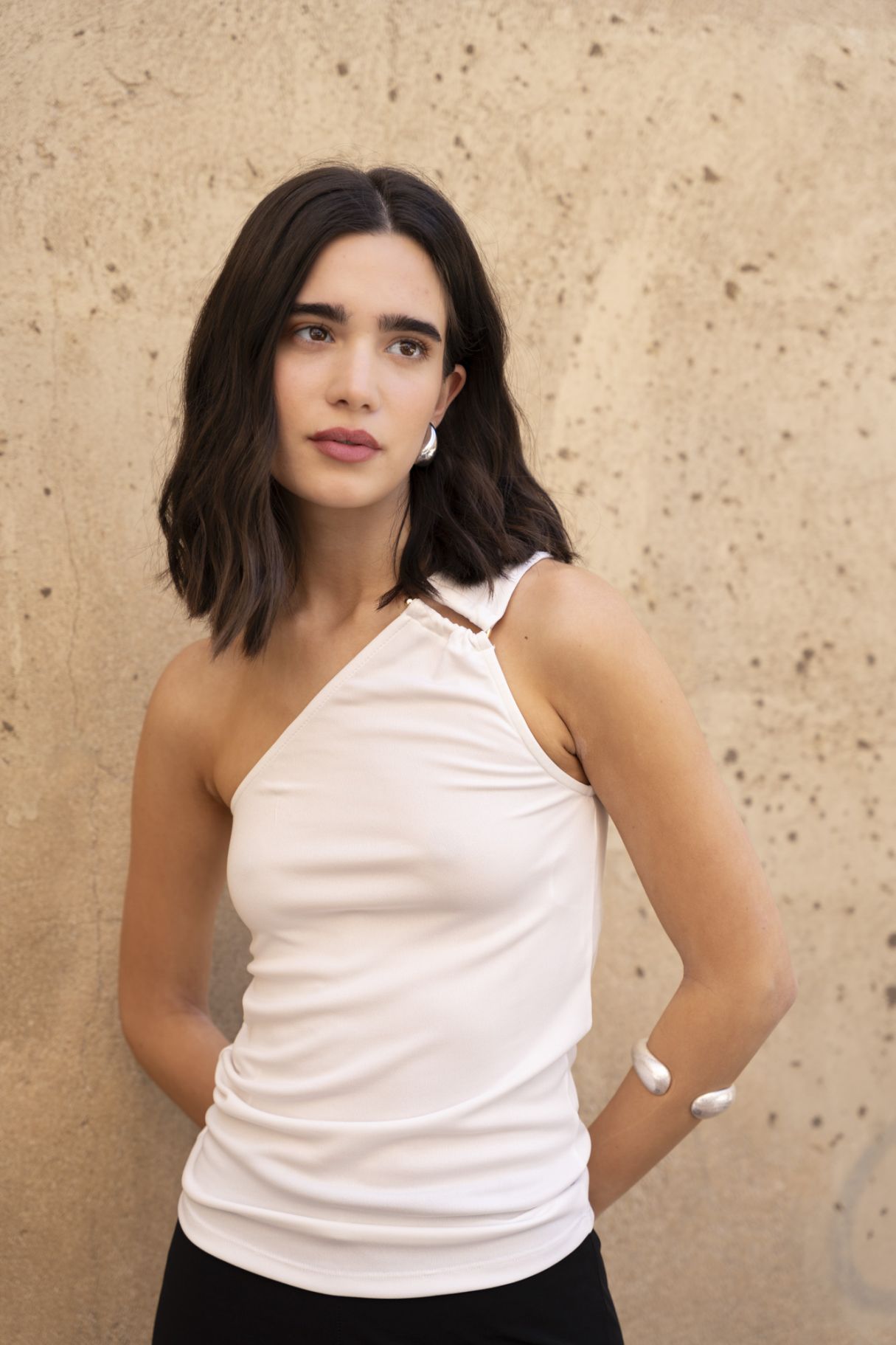 Top asimétrico de color crudo para mujer de Emarola & Co