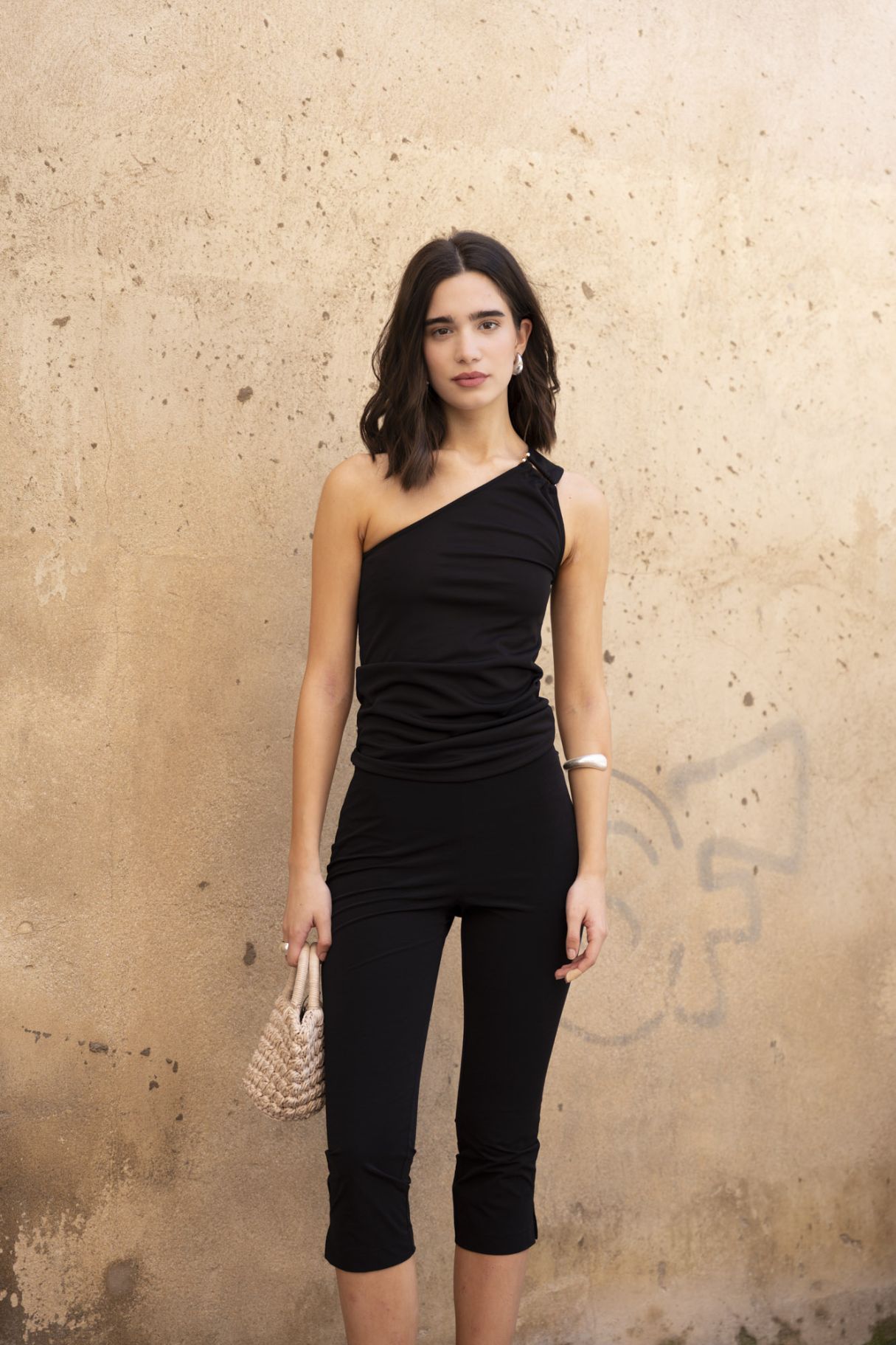 Top asimétrico de color negro para mujer de Emarola & Co