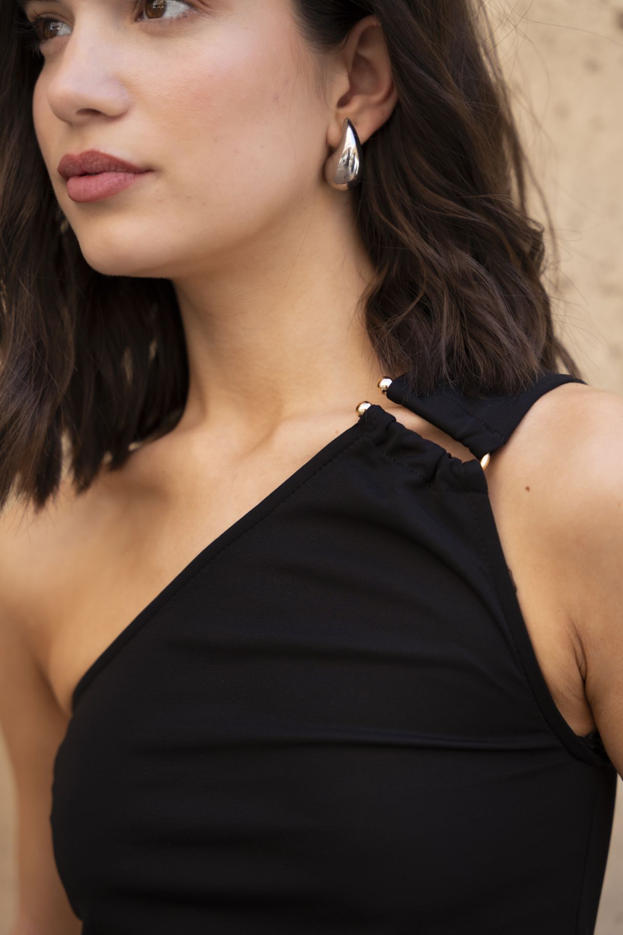 Top asimétrico de color negro para mujer de Emarola & Co