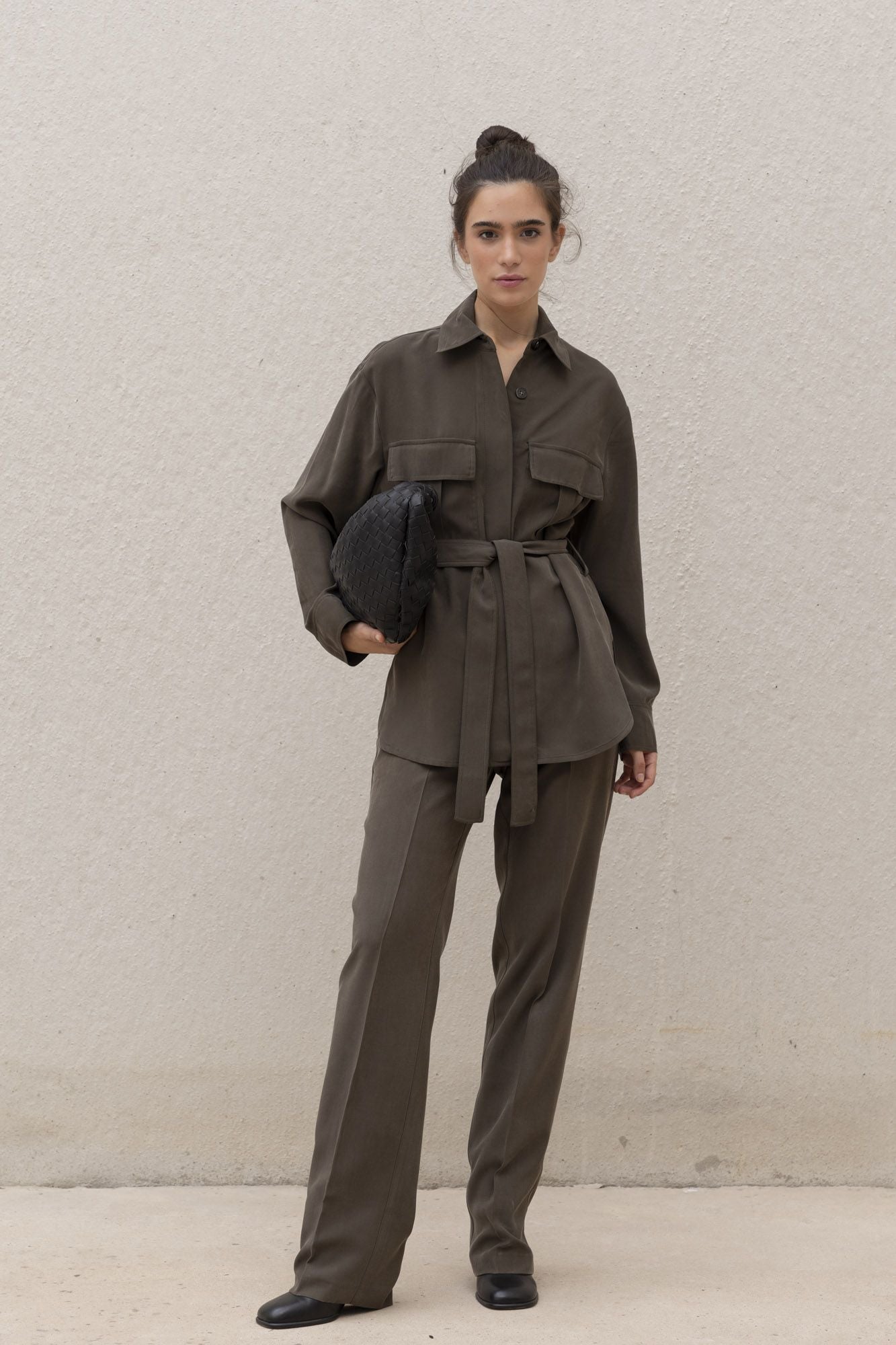 Chaqueta corta de estilo sahariana con cuatro bolsillos en color (especificar color).