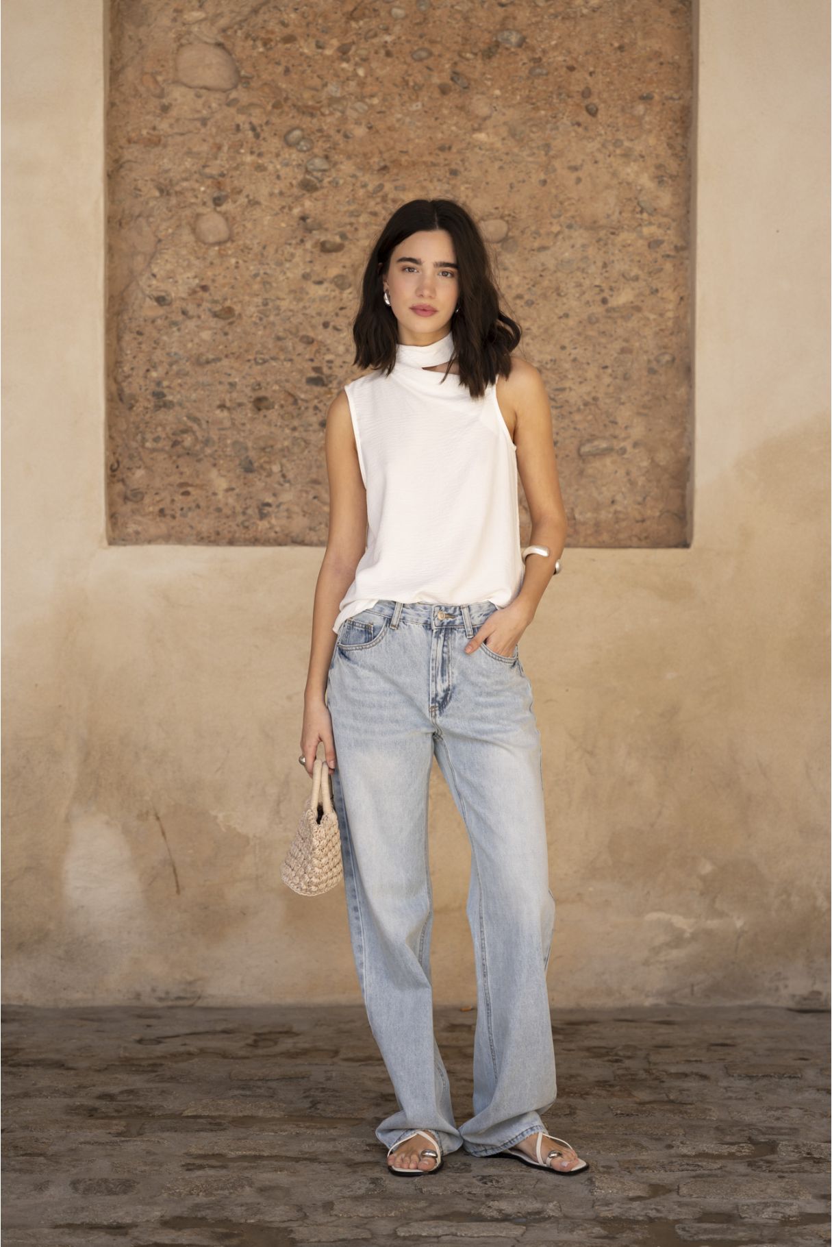 Blusa elegante para mujer en color crudo con cuello de tortuga, hombros descubiertos estilo cut out y tejido plisado.