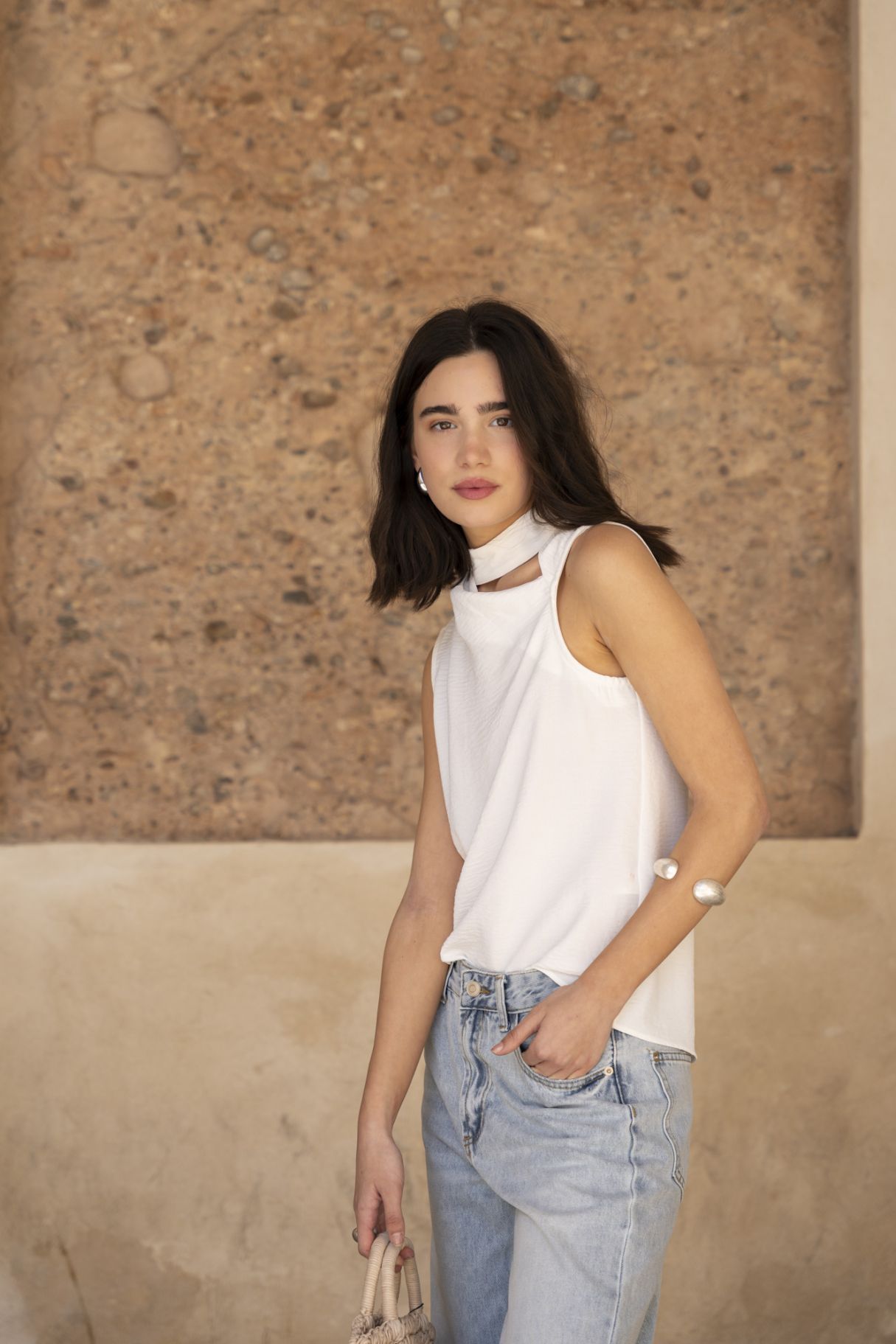 Blusa elegante para mujer en color crudo con cuello de tortuga, hombros descubiertos estilo cut out y tejido plisado.