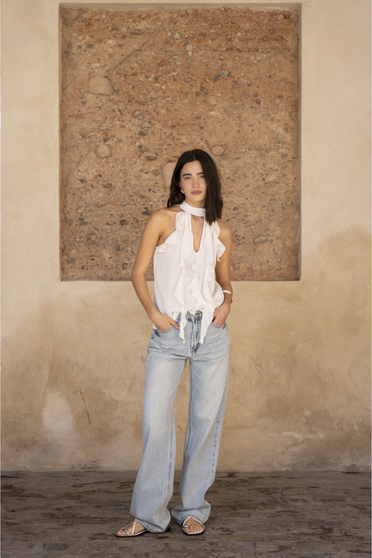 Cuerpo volantes de color blanco, blusa sin mangas estilo casual para el verano