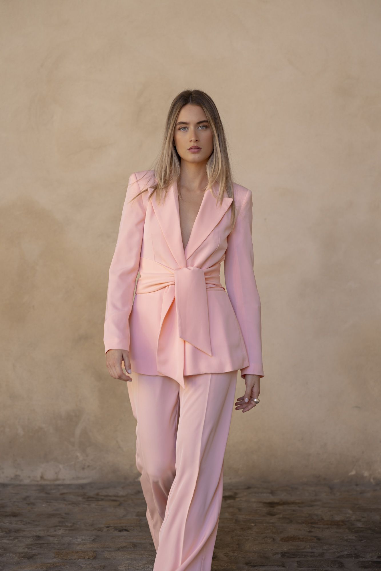 Pantalón de vestir de corte recto para mujer en color rosa intenso con diseño de tiro alto y caída fluida elegante.
