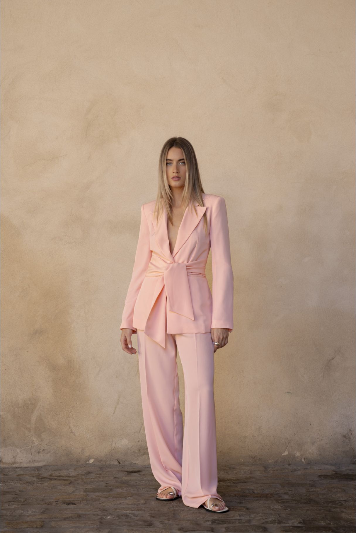 Pantalón de vestir de corte recto para mujer en color rosa intenso con diseño de tiro alto y caída fluida elegante.