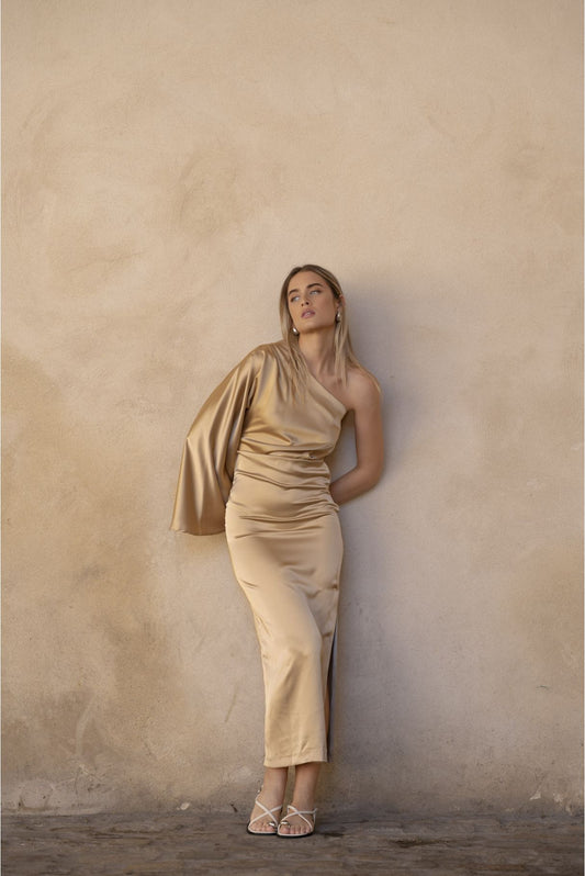 Vestido de invitada estilo midi con una sola manga, asimétrico