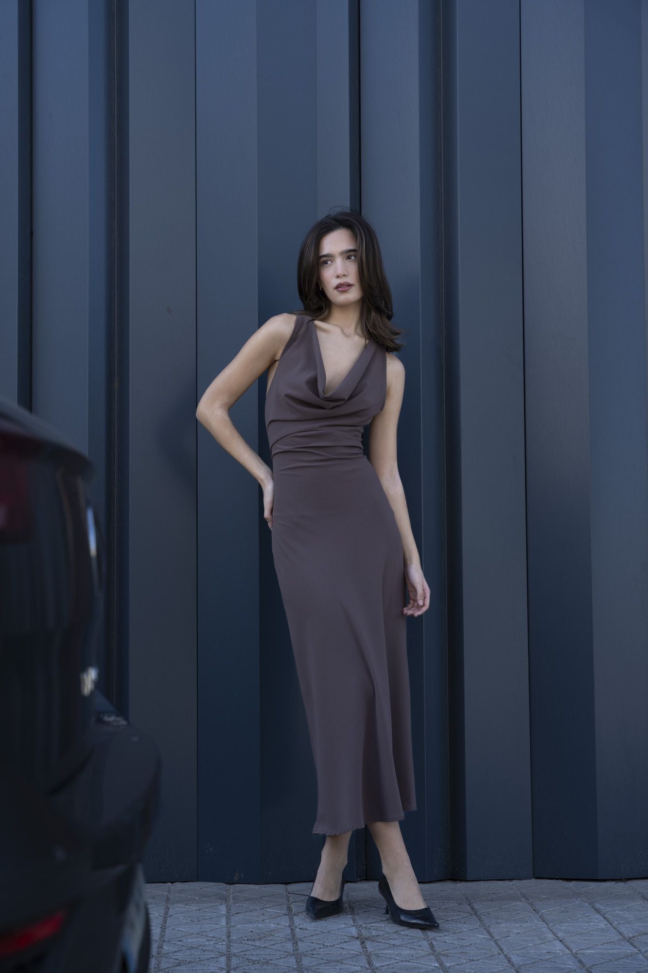 Vestido Midi Elegante con Detalle de Aplique Dorado