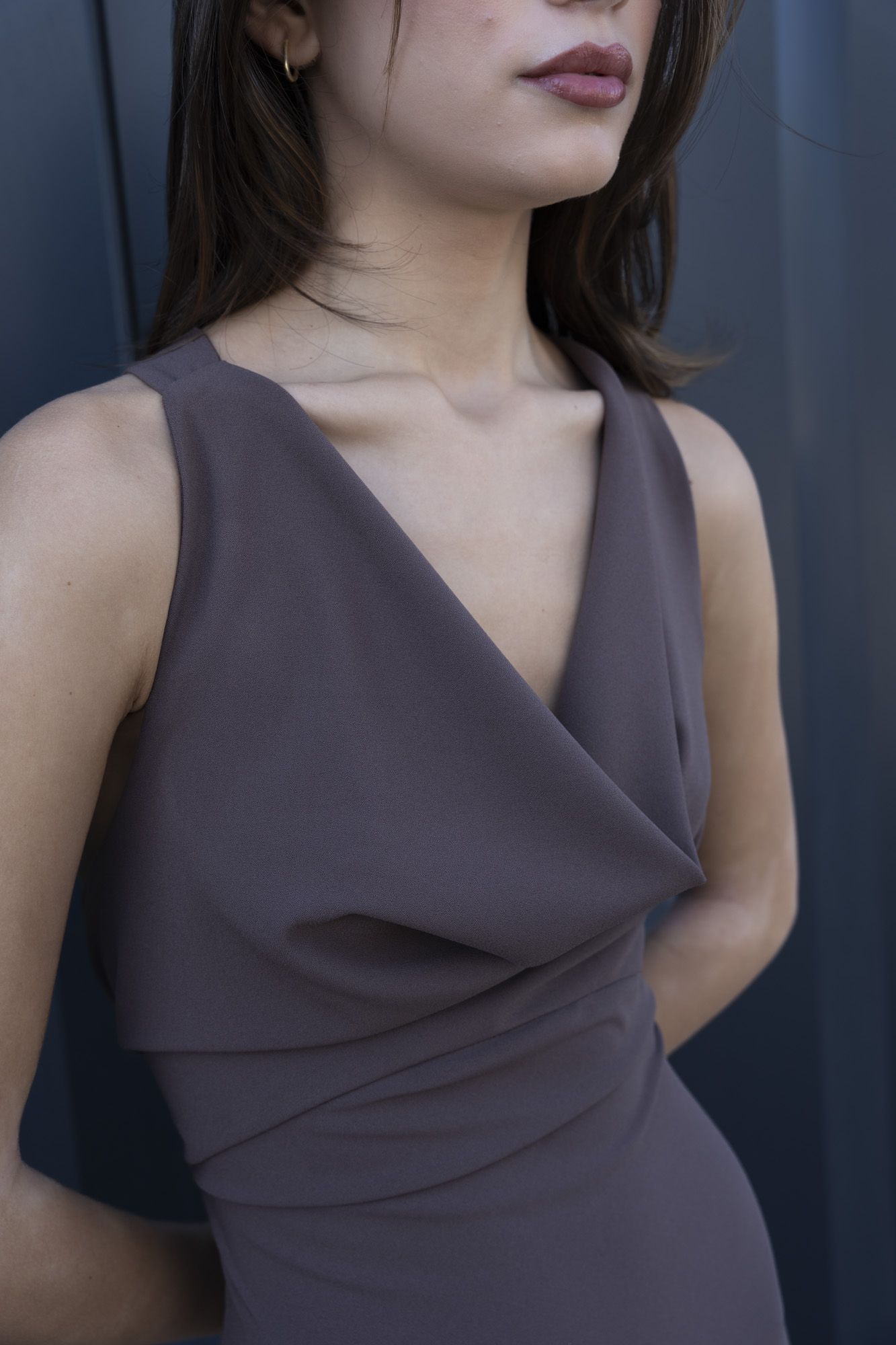 Vestido Midi Elegante con Detalle de Aplique Dorado
