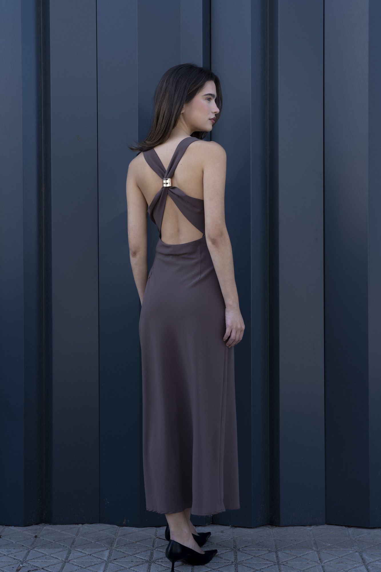 Vestido Midi Elegante con Detalle de Aplique Dorado