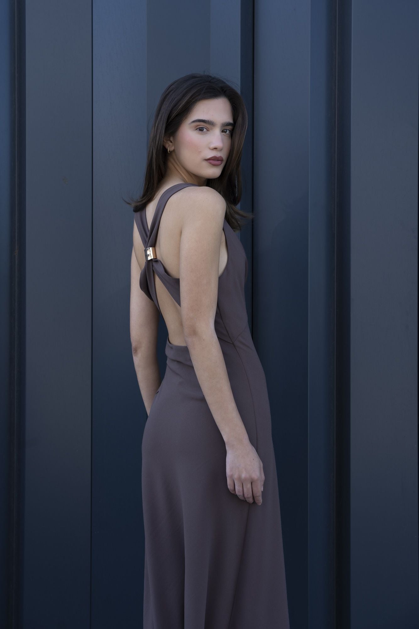 Vestido Midi Elegante con Detalle de Aplique Dorado