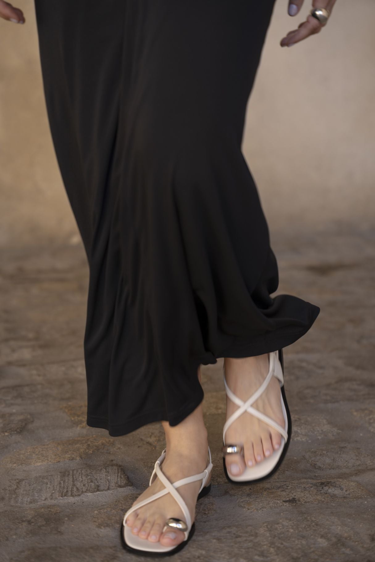Vestido midi ajustado para mujer en color negro con cuello tipo halter, hombros descubiertos y escote pronunciado en V.