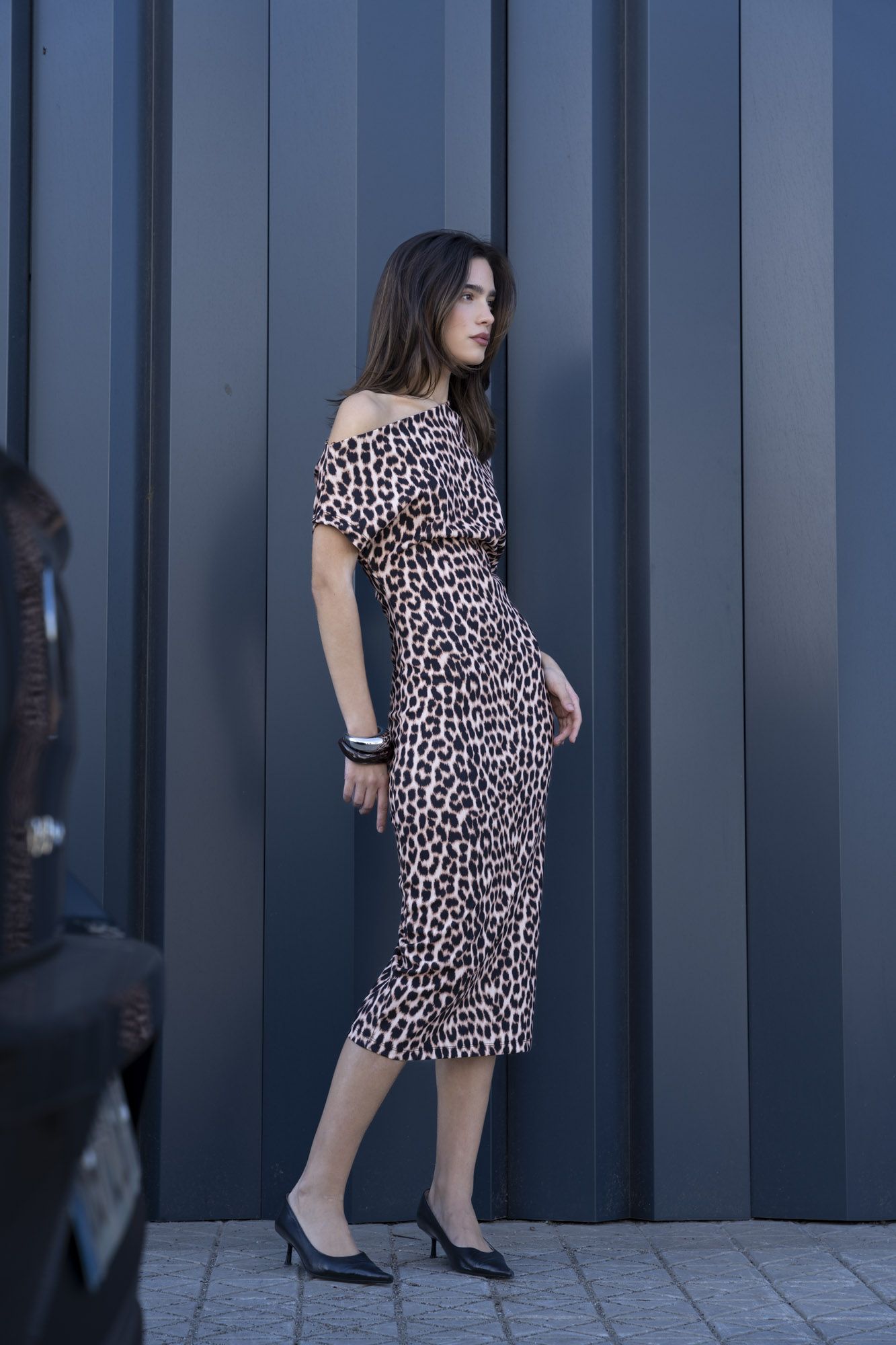 Vestido midi de manga larga con puños ajustados y estampado animal print en color negro