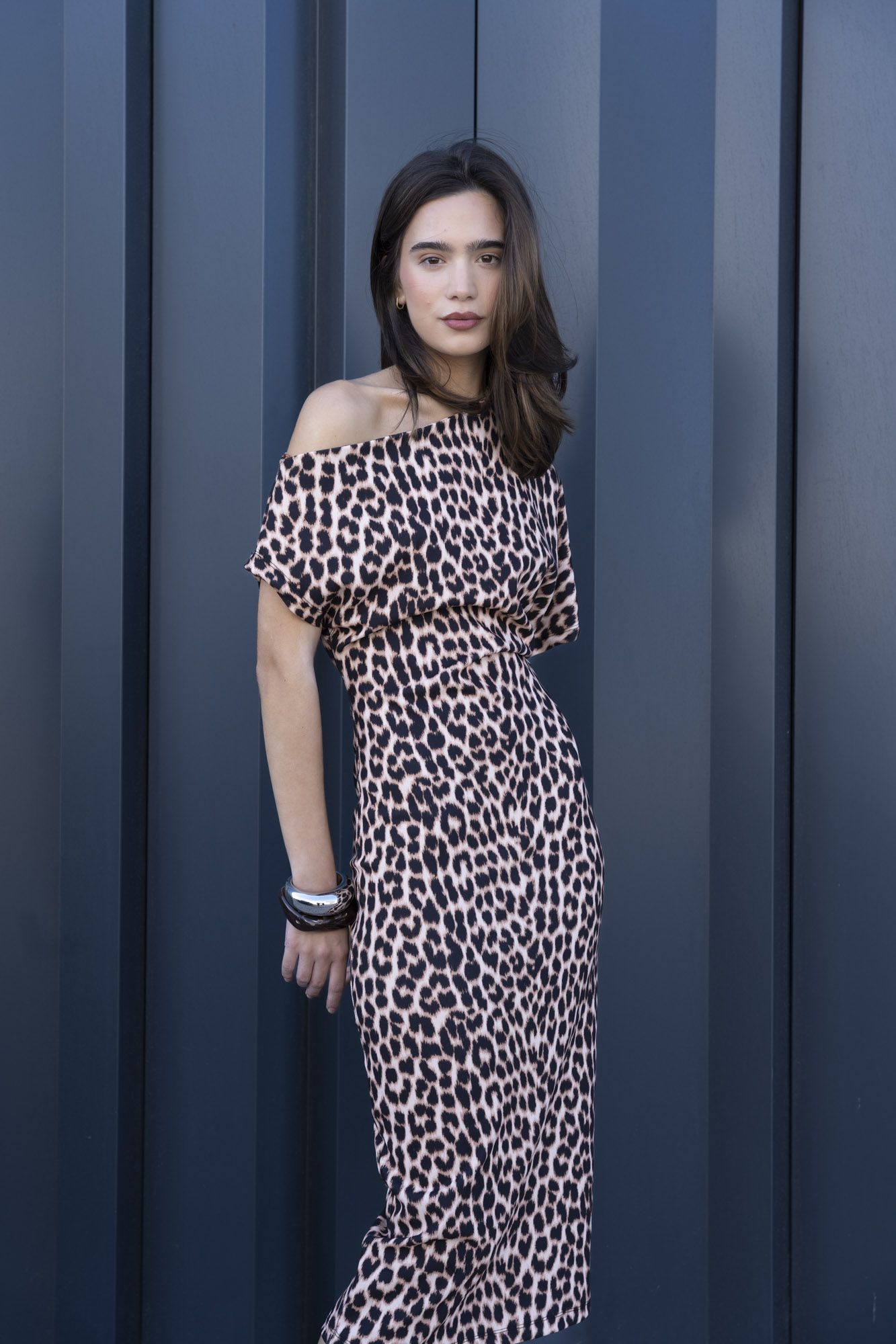 Vestido midi de manga larga con puños ajustados y estampado animal print en color negro