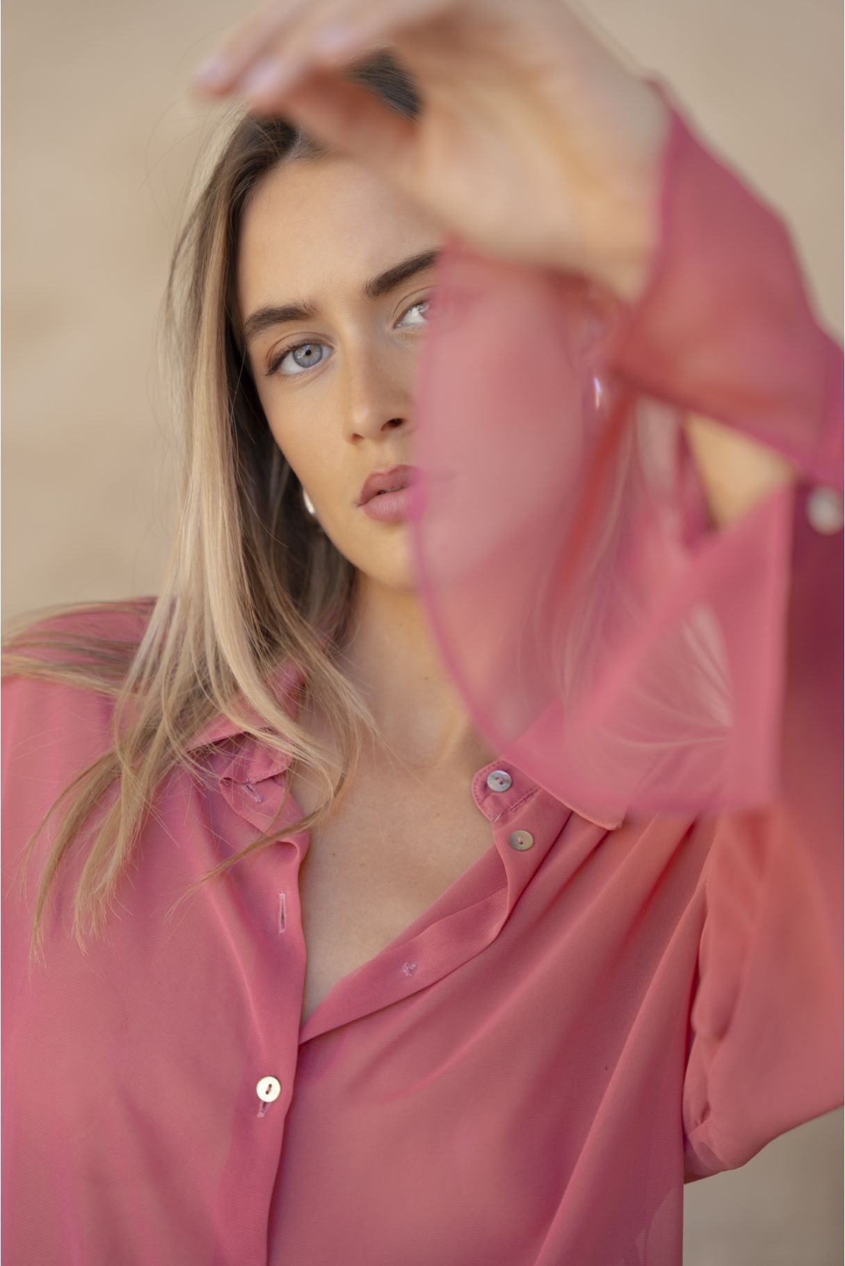Camisa fluida de gasa semitransparente para mujer en color burdeos con cuello clásico y botones frontales.