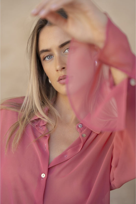Camisa de gasa color rosa muy elegante
