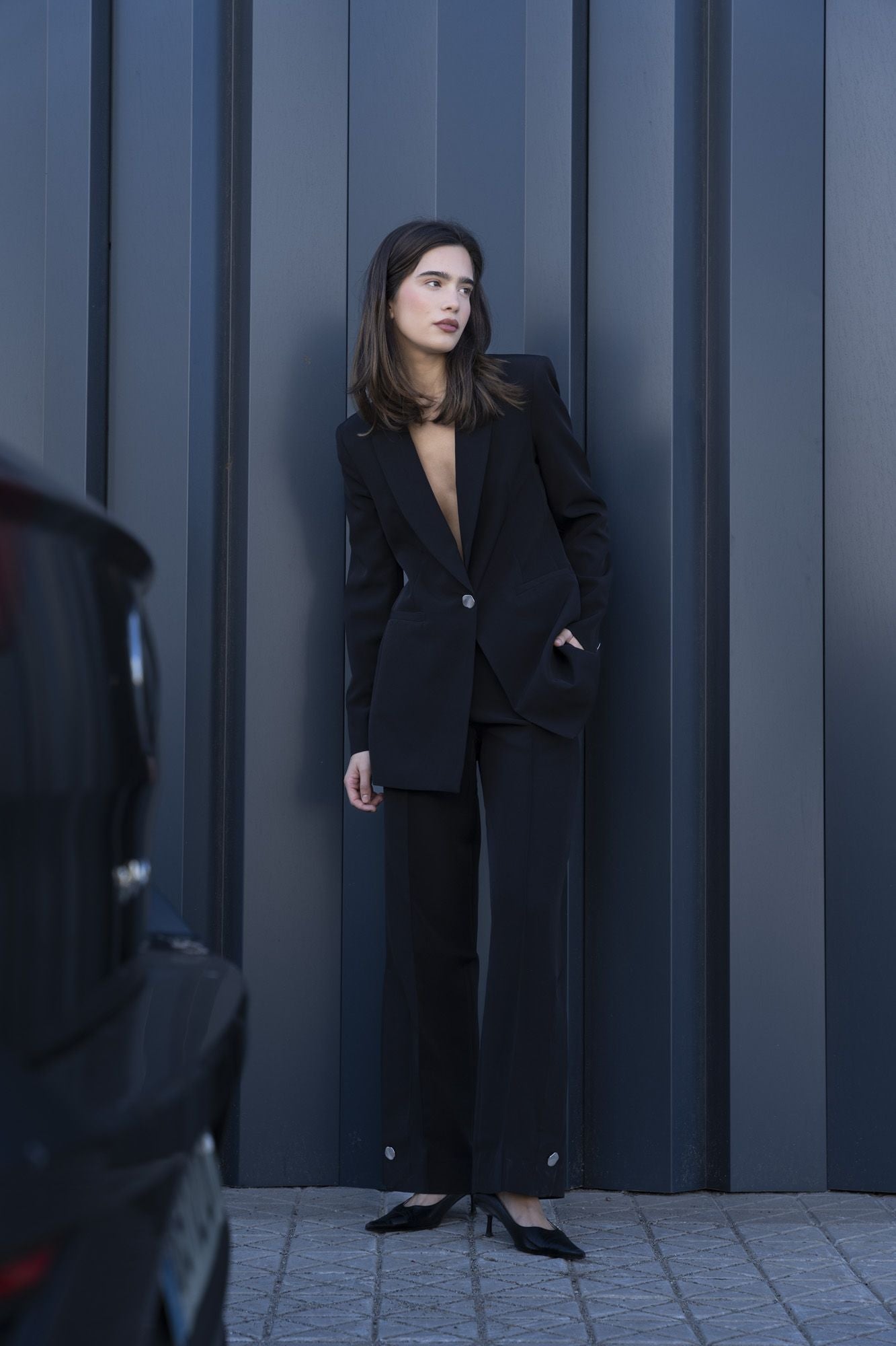 Pantalón negro de vestir con detalle de botón plateado