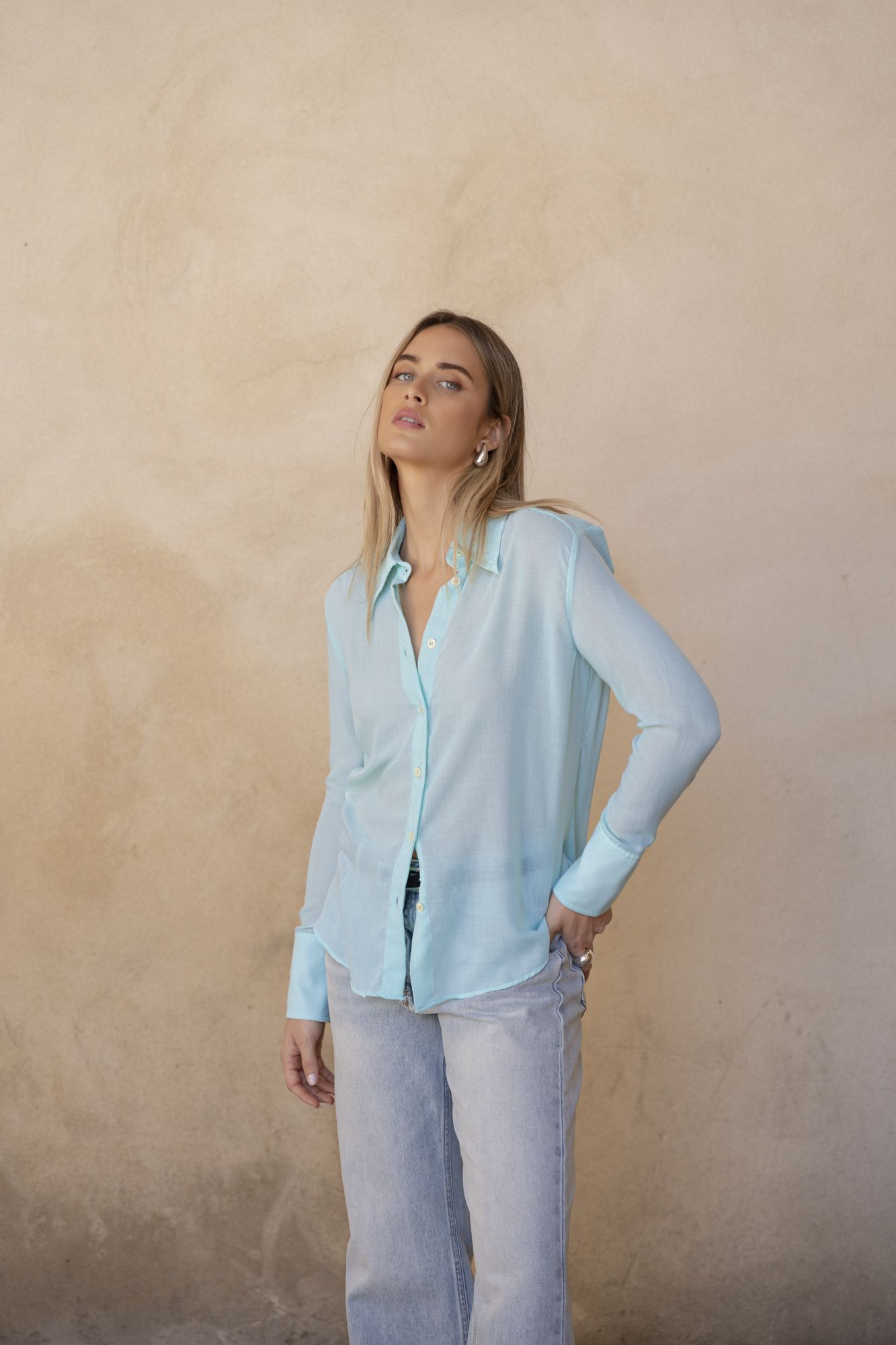 Camisa fluida verde mujer satén botones caída ligera