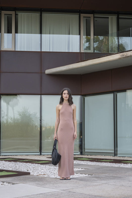 Vestido midi informal para mujer con cuello halter y tejido texturizado fluido en color beige marrón para el verano.