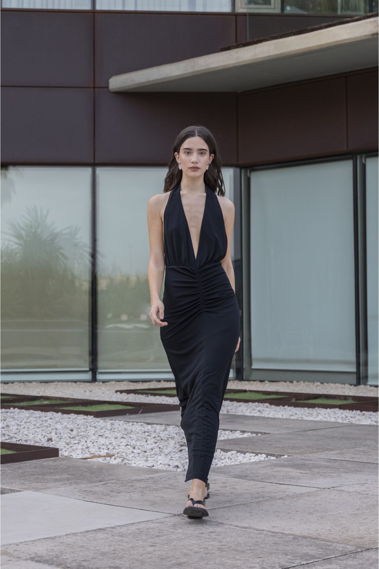 Vestido midi ajustado para mujer en color negro con cuello tipo halter, hombros descubiertos y escote pronunciado en V.