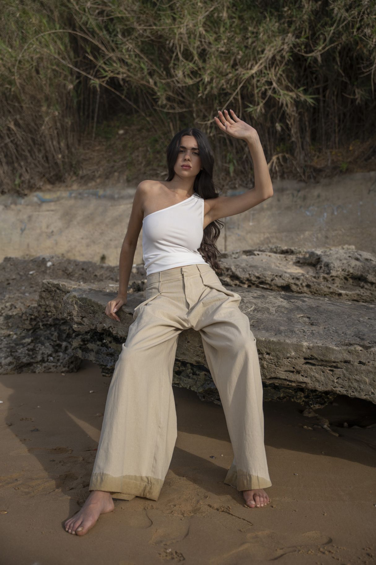 Top asimétrico de color crudo para mujer de Emarola & Co