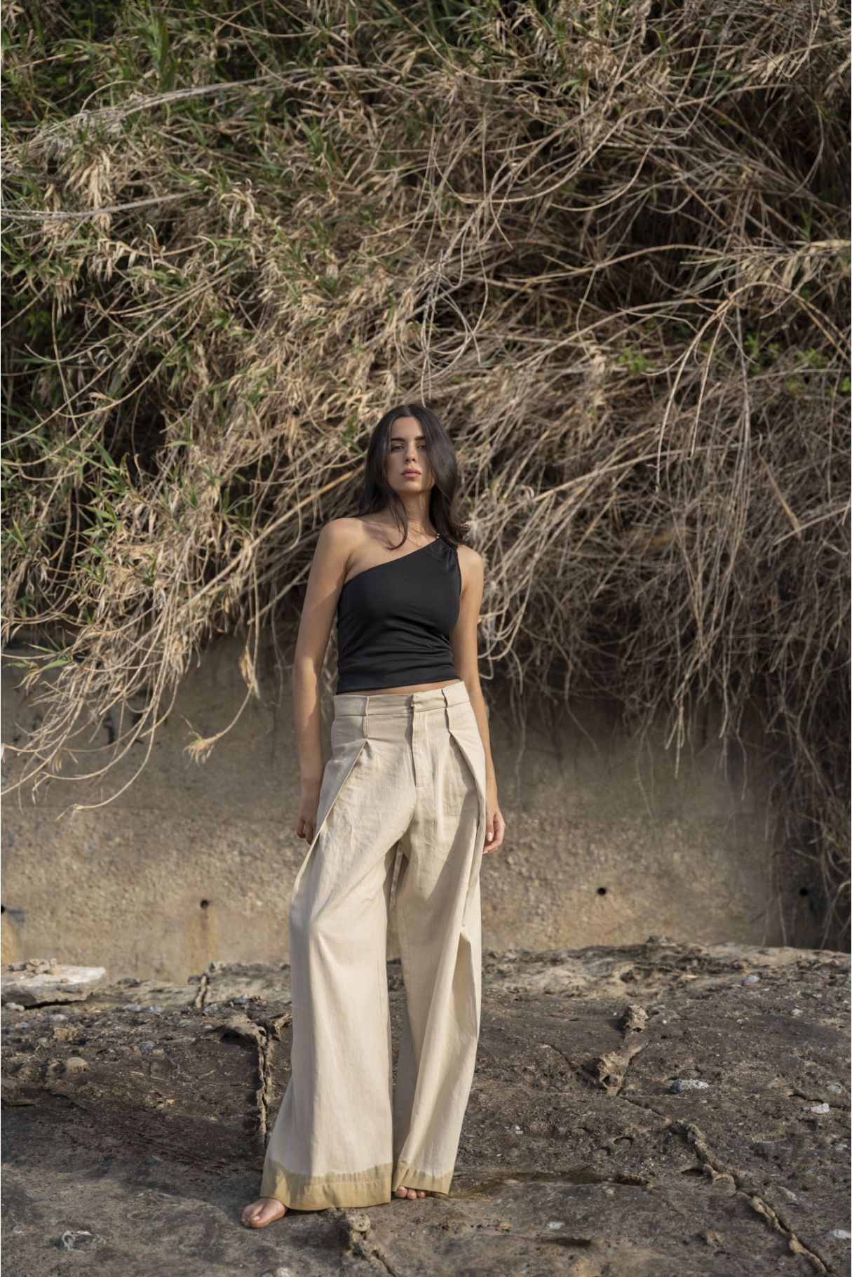 Top asimétrico de color negro