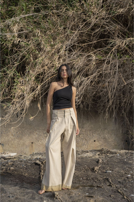 Top asimétrico de color negro