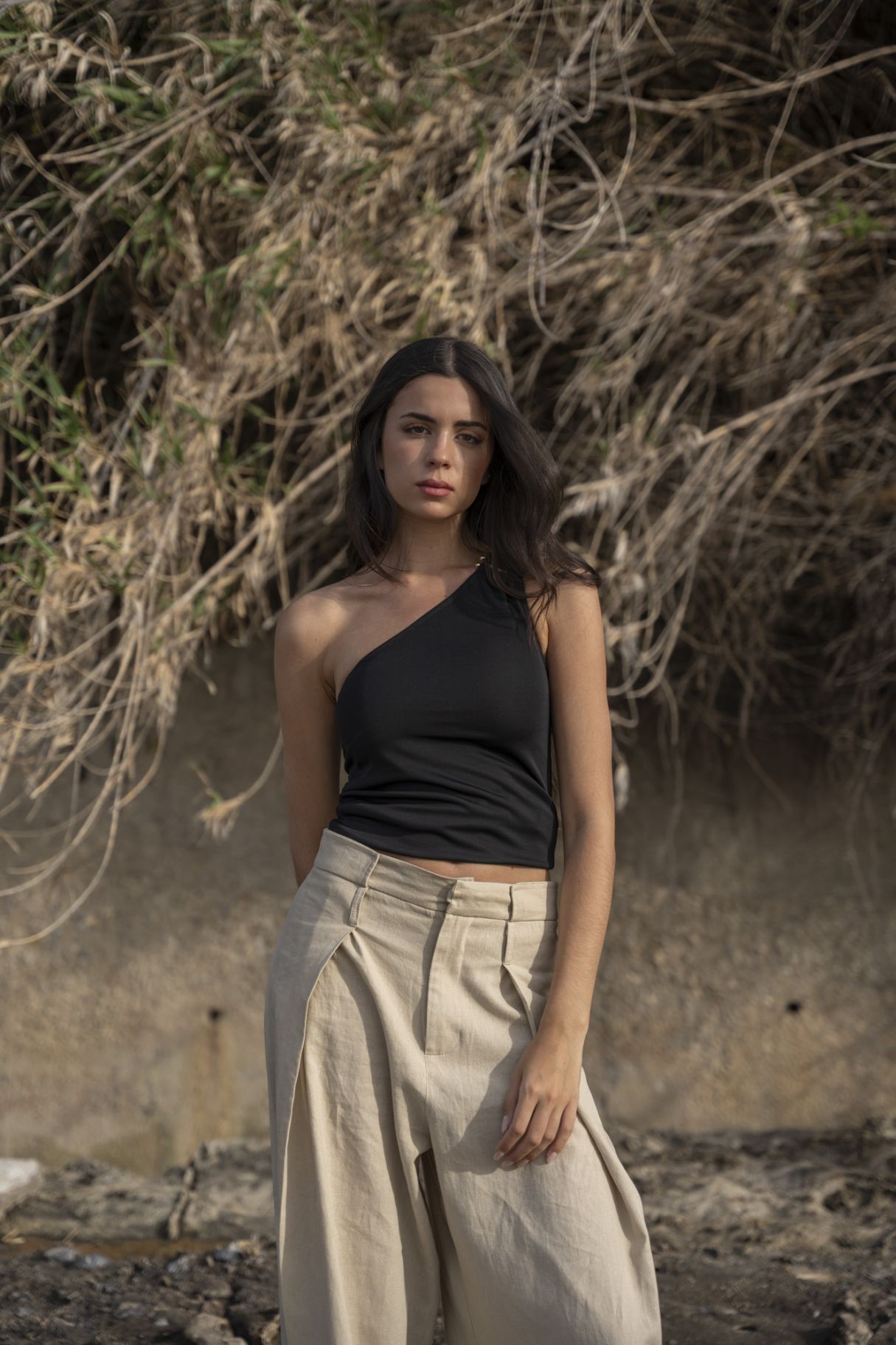 Top asimétrico de color negro para mujer de Emarola & Co