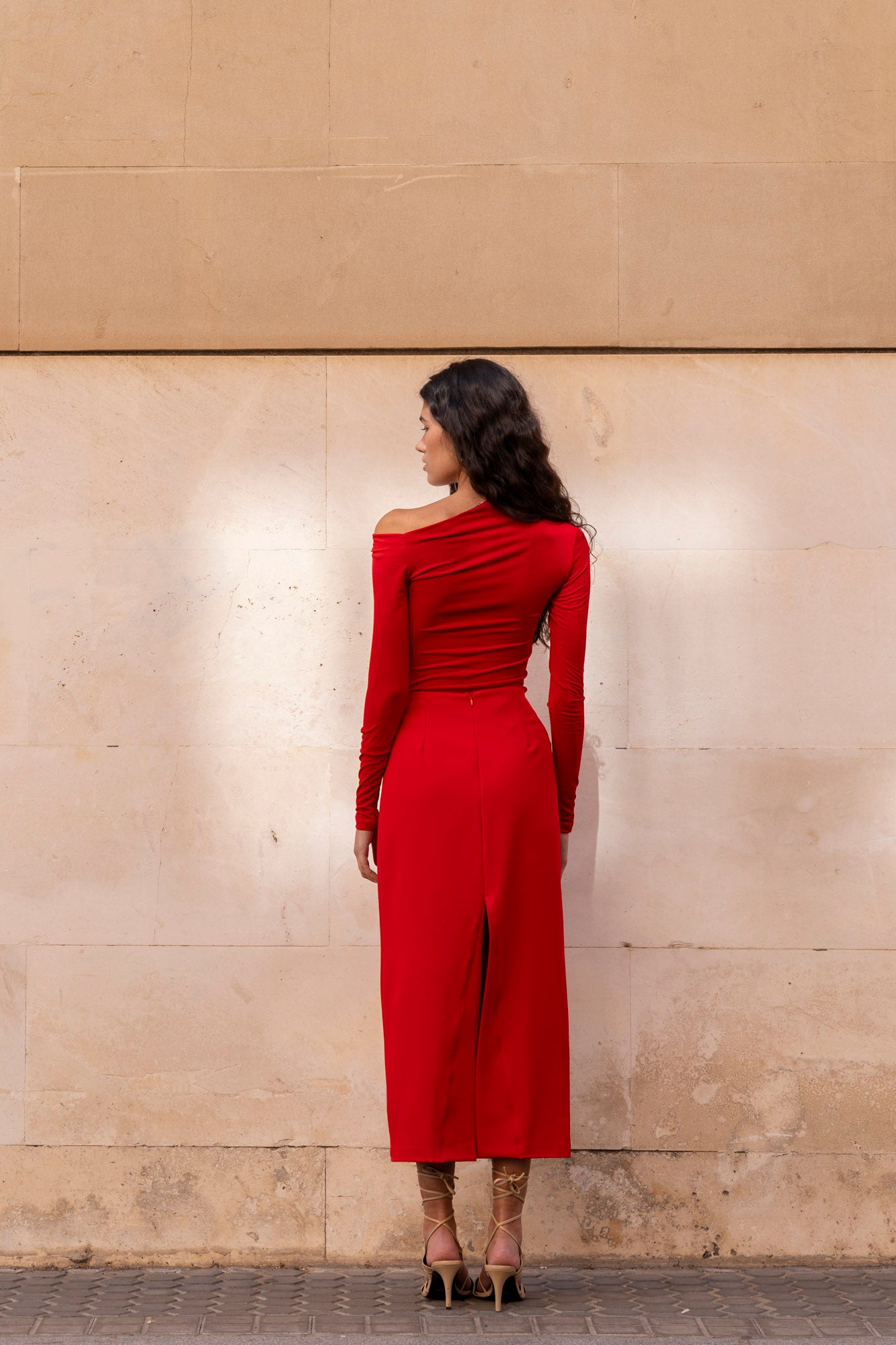 Falda midi elástica de diseño cruzado con movimiento fluido en color rojo