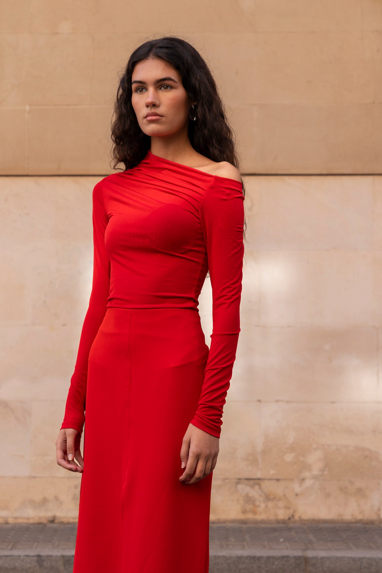 Falda midi elástica de diseño cruzado con movimiento fluido en color rojo