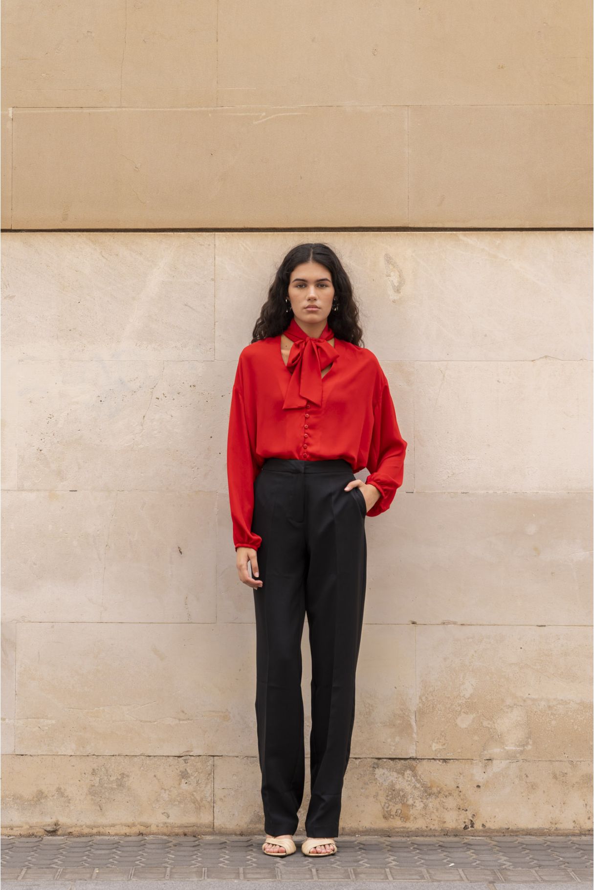 Blusa fluida con detalle de lazada al cuello