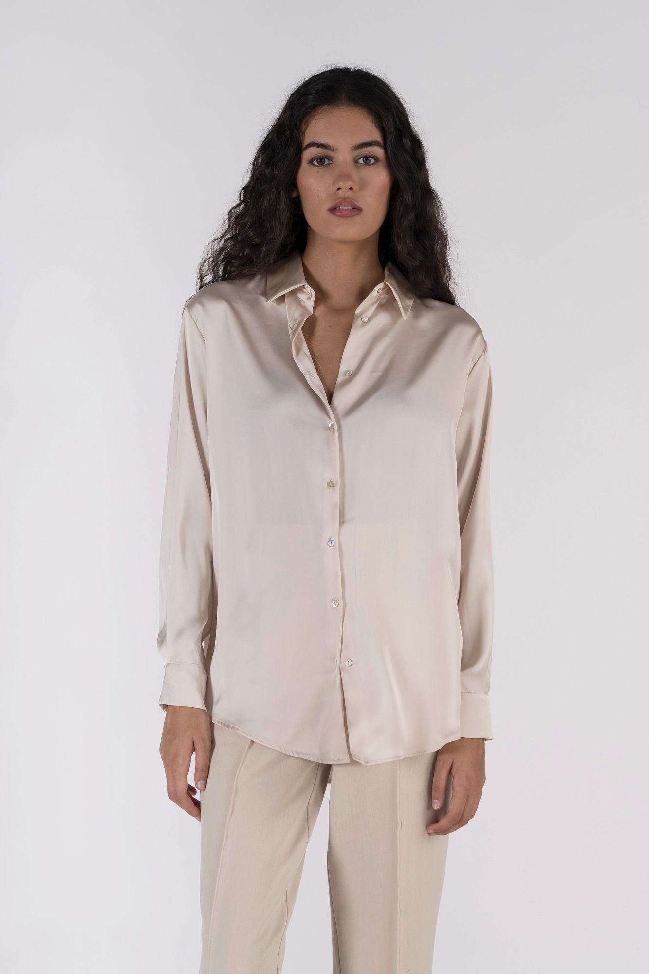 Camisa satinada fluida color piedra manga larga