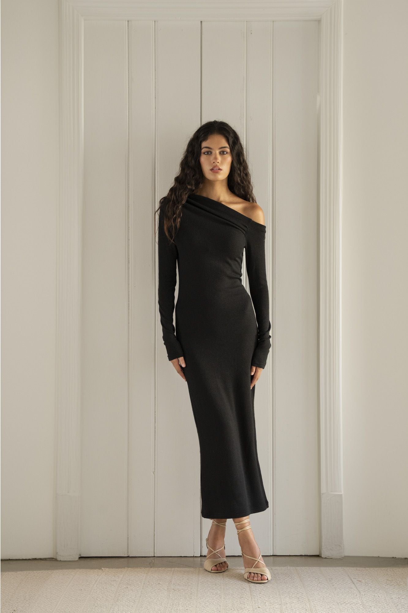 Vestido de punto de mujer con corte asimétrico. Diseño Made in Spain.