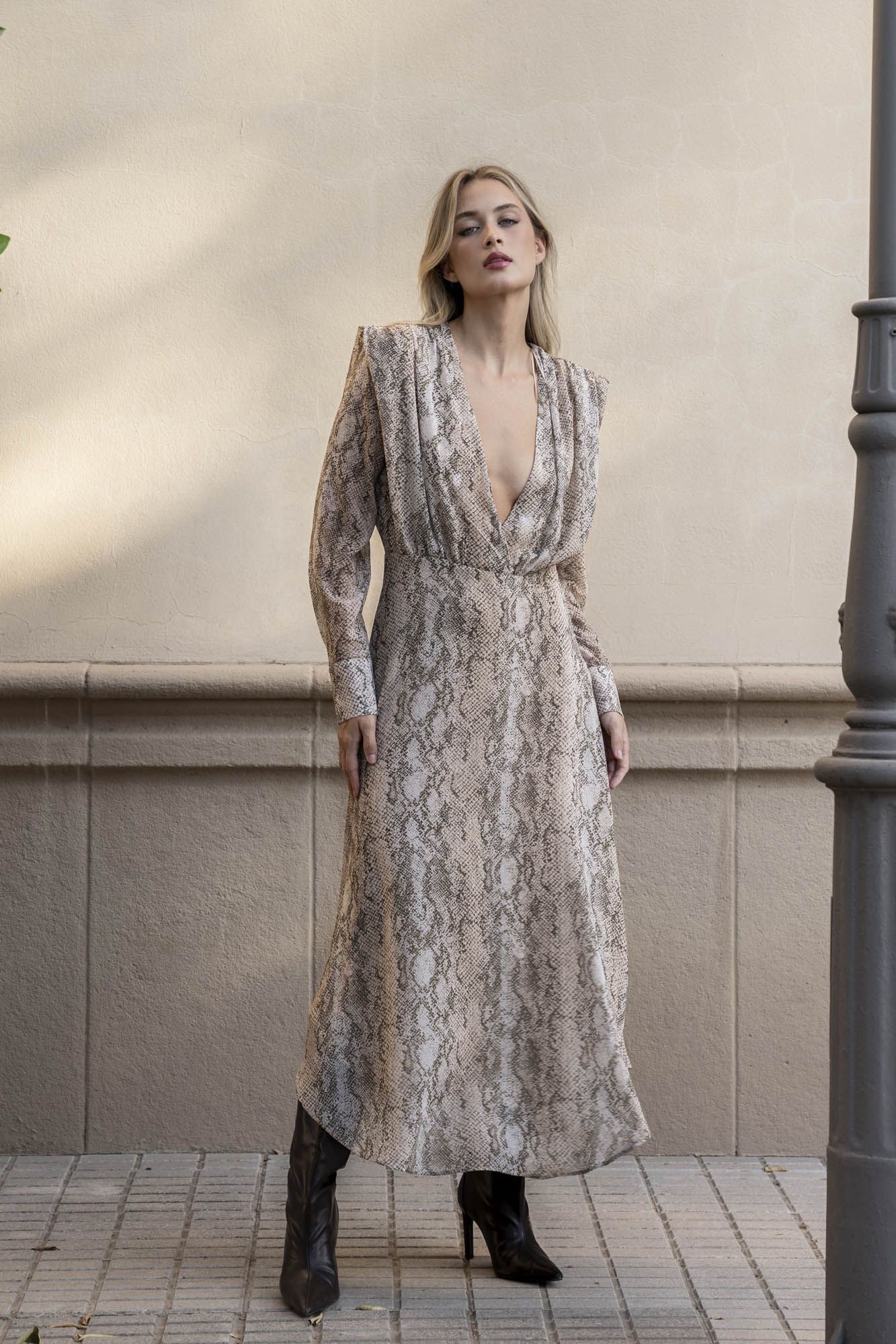 Vestido de gasa con estampado animal (leopardo o cebra) en color (especificar color).